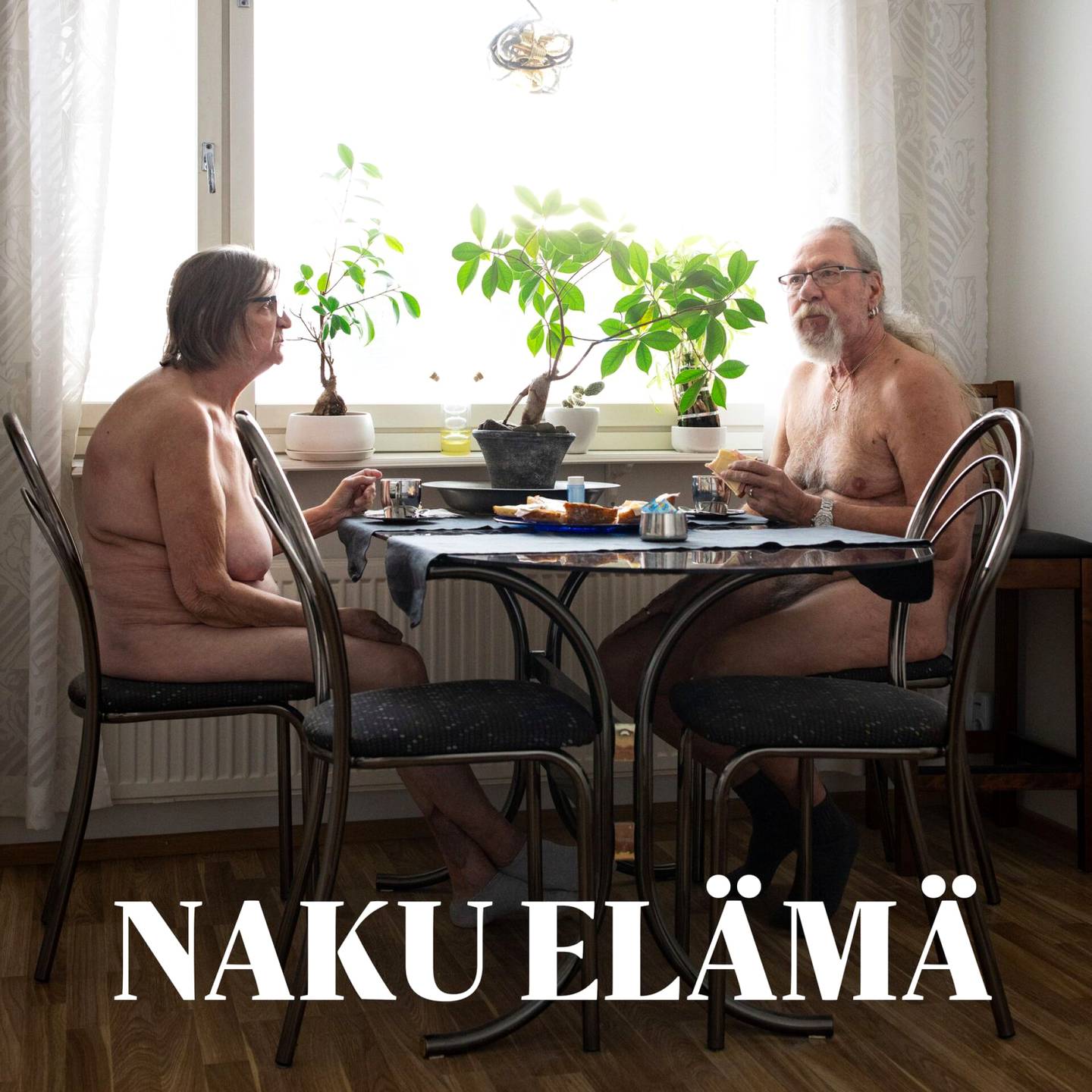 Asuminen | Martti ja Raija Lindholm elävät kotonaan ilman vaatteita – Tätä on alaston elämän­tapa