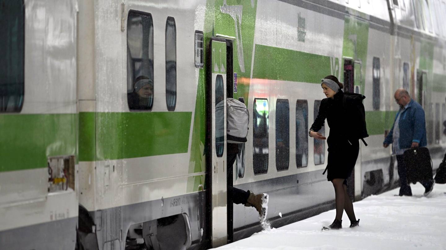 Junaliikenne | Jyväskyläläis­mies maksoi koti­matkastaan 250 euroa yli­määräistä – Matkustajat kertovat lakon­uhan vaikutuksista