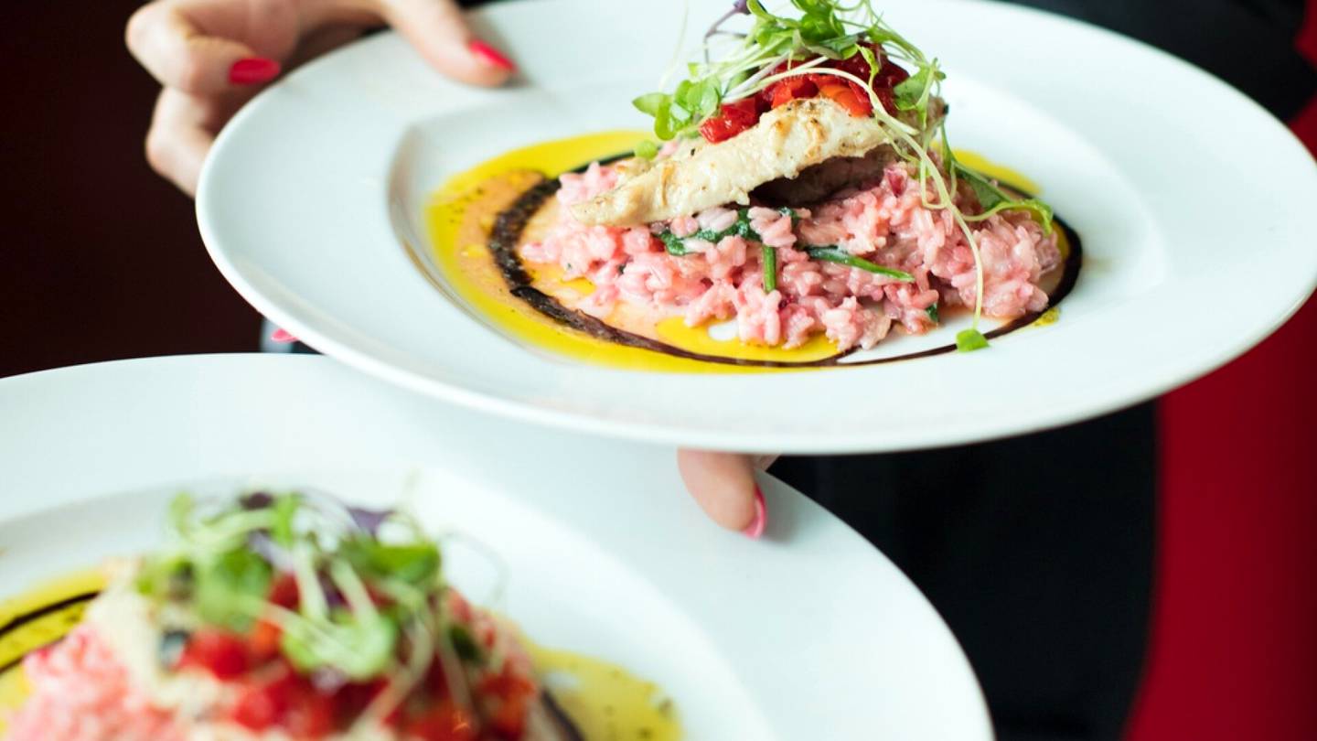 Ravintolat | Finn­watch moittii ravintoloita: ”Yhtiöt vaikeuttavat ilmasto­työtään jatkamalla liha-annosten mainostamista”