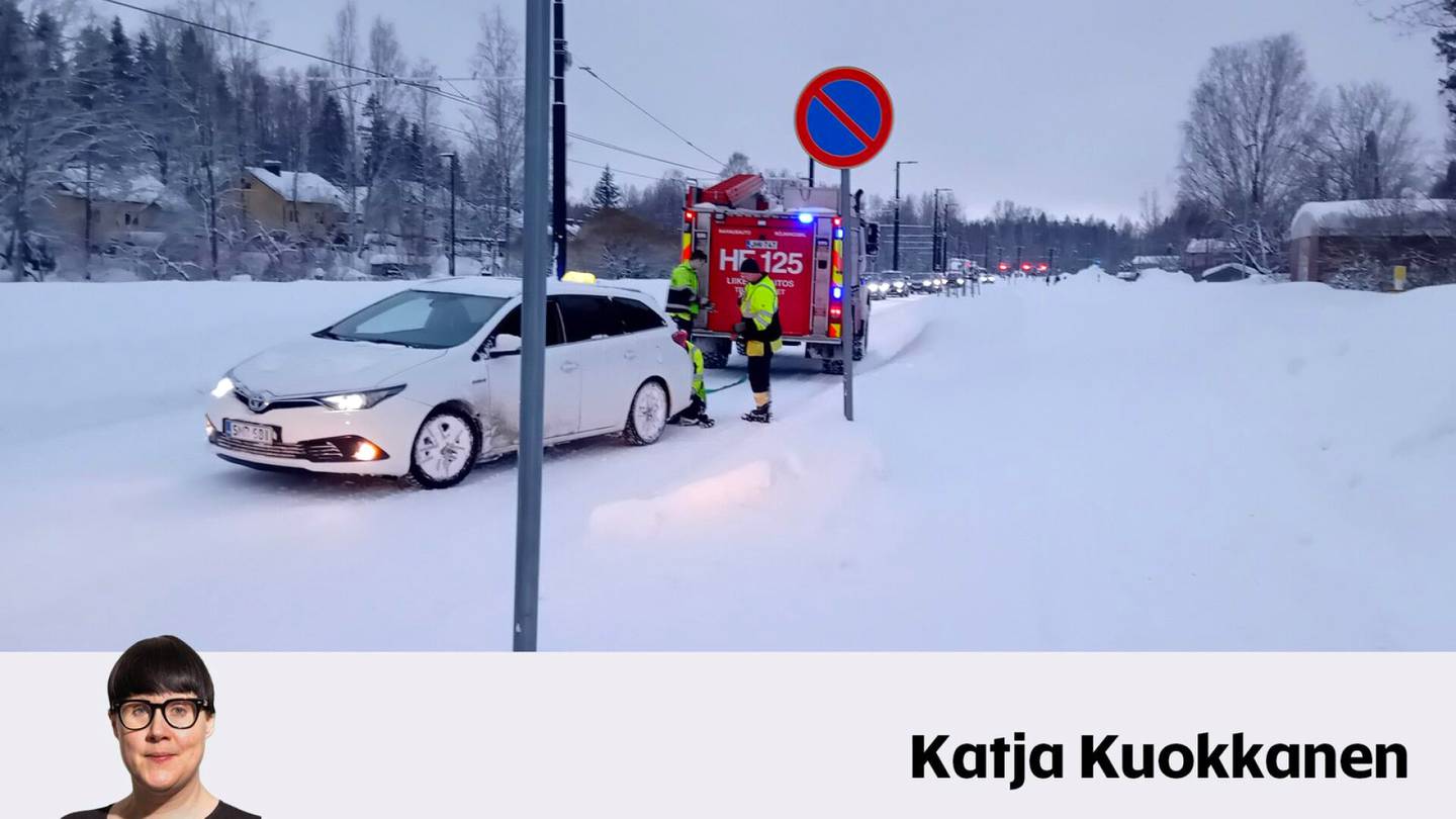 Kommentti | Pikaratikka juuttui keskelle Helsinkiä, ja pian vaunuissa kiersi huhu – Koko ajan odotin, että kuljettaja avaisi suunsa