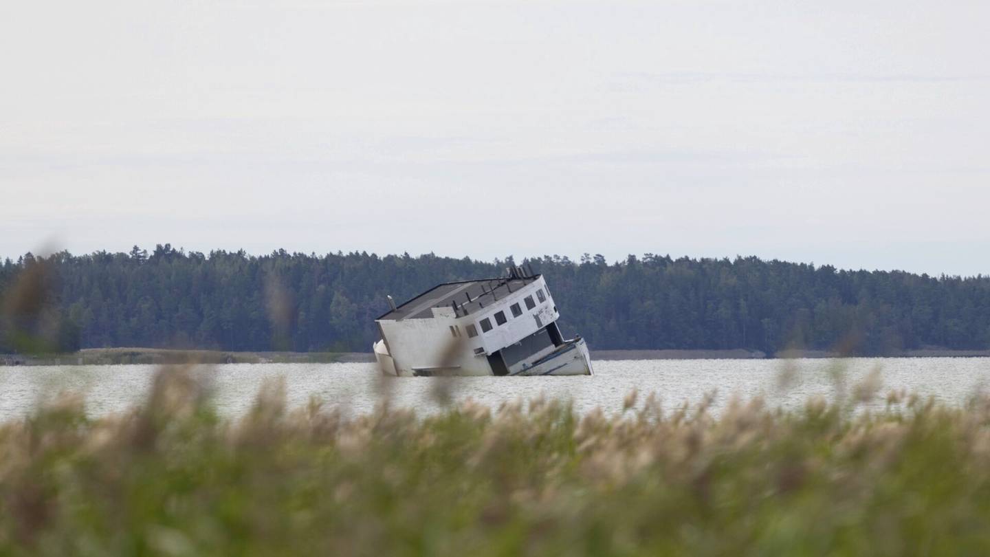 HS Turku | Yhden miehen tee se itse -laiva uhkaa jo suojelualuetta – Kunta ryhtyy järeisiin toimiin