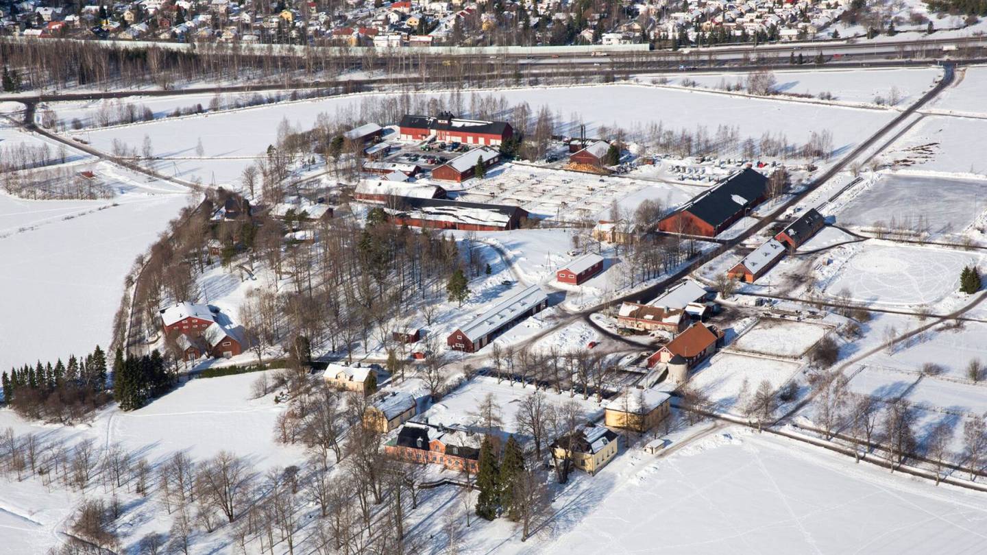 Rakentaminen | Pientalo­alueella Helsingissä seisoo omakoti­talo, jota on rakennettu 16 vuotta eikä loppua näy