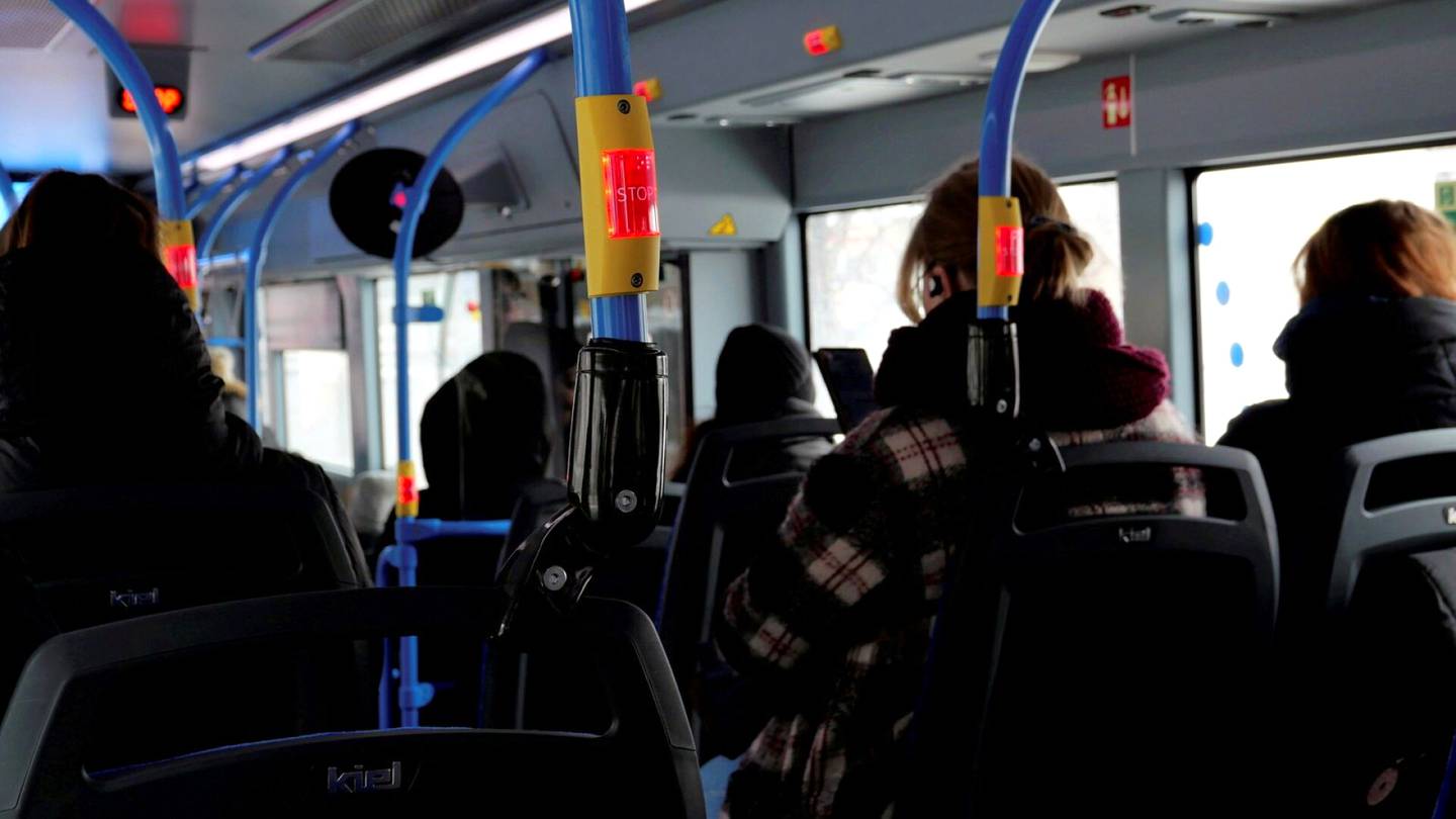 HS Helsinki | Nuori alkoi heitellä lumipalloja täydessä bussissa Herttoniemessä