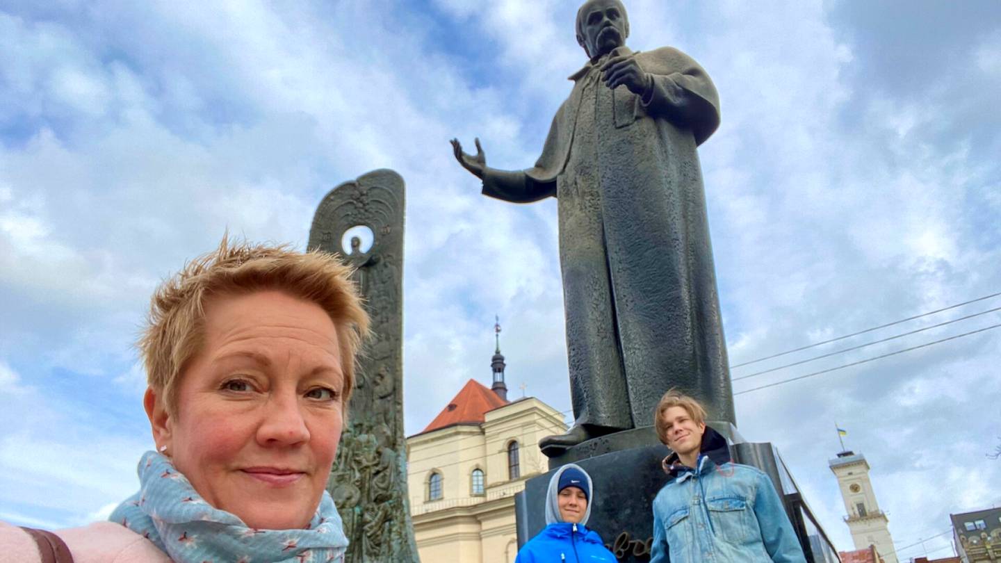 Ukraina | Suomalainen Malin Ahlbeck aikoo toistaiseksi pysyä suomalais-ukrainalaisen perheensä kanssa kotona Kiovassa, vaikka huoli tulevasta kasvoi viikonloppuna