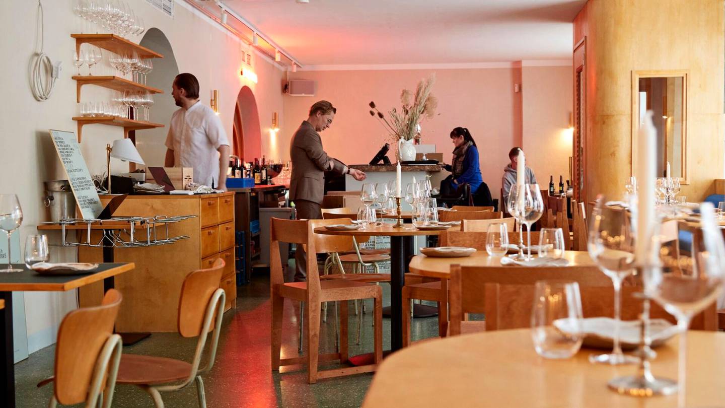 Ravintola-arvio | Etelä-Helsingin uutuus­ravintolan risotto saattaa olla kaupungin paras – ”Voihkien ylistämme jokaisen suupalan jäkeen”