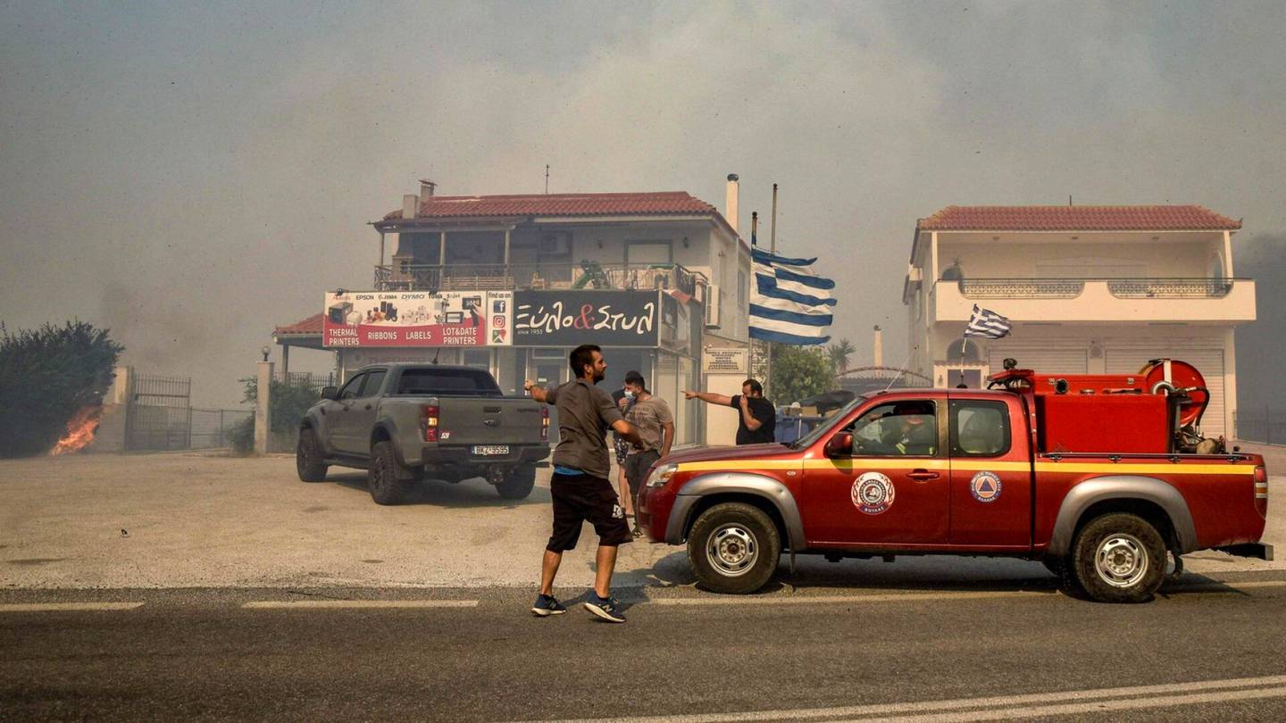 Tulipalot | Kreikassa määrättiin evakuointeja maastopalon takia, suora lähetys käynnissä