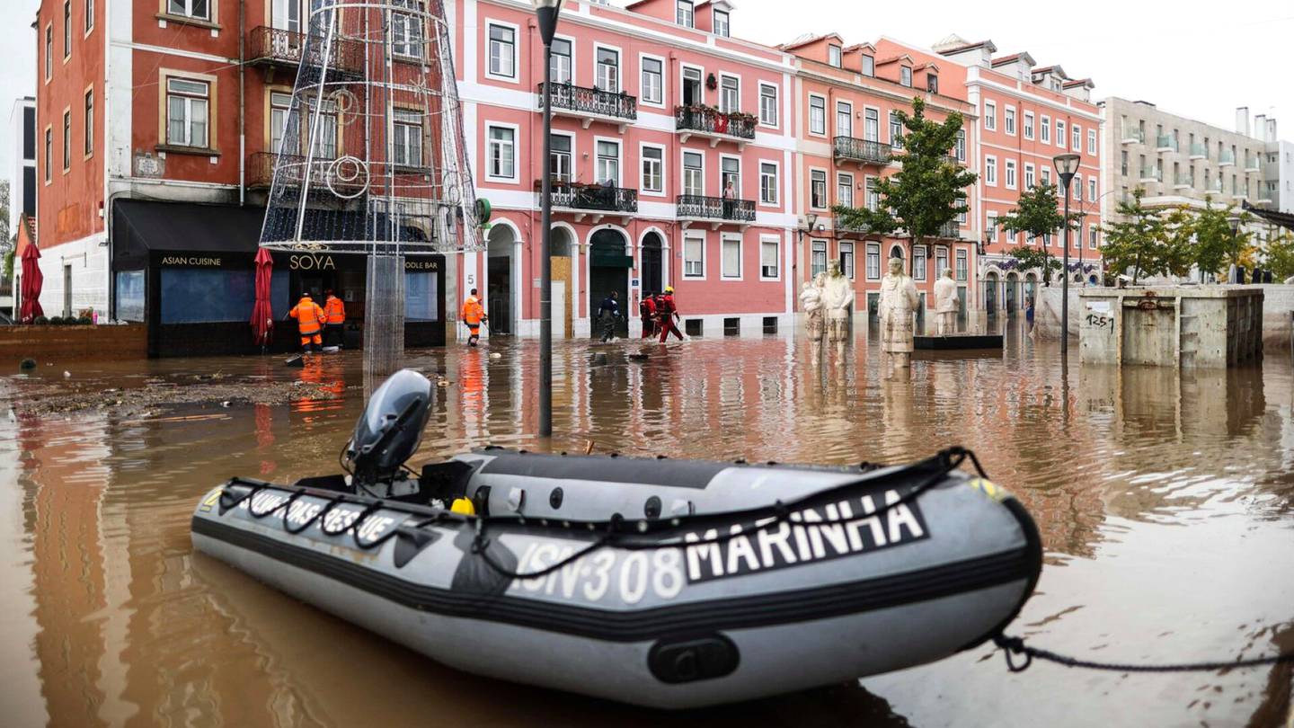 Tulvat | Lissabonissa tulvii, asukkaita kehotettu pysymään kotona