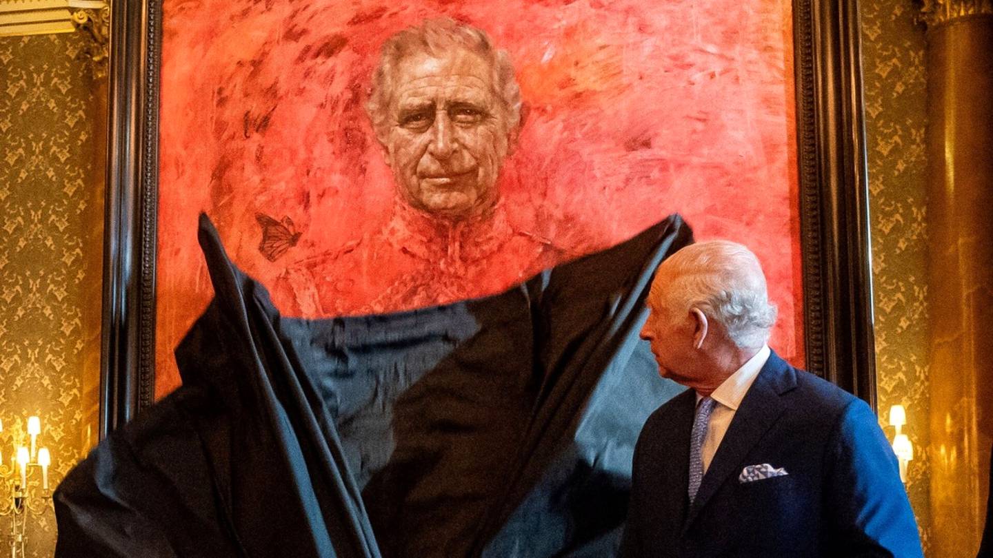Video | Kuningas Charlesista julkistettiin punainen muoto­kuva