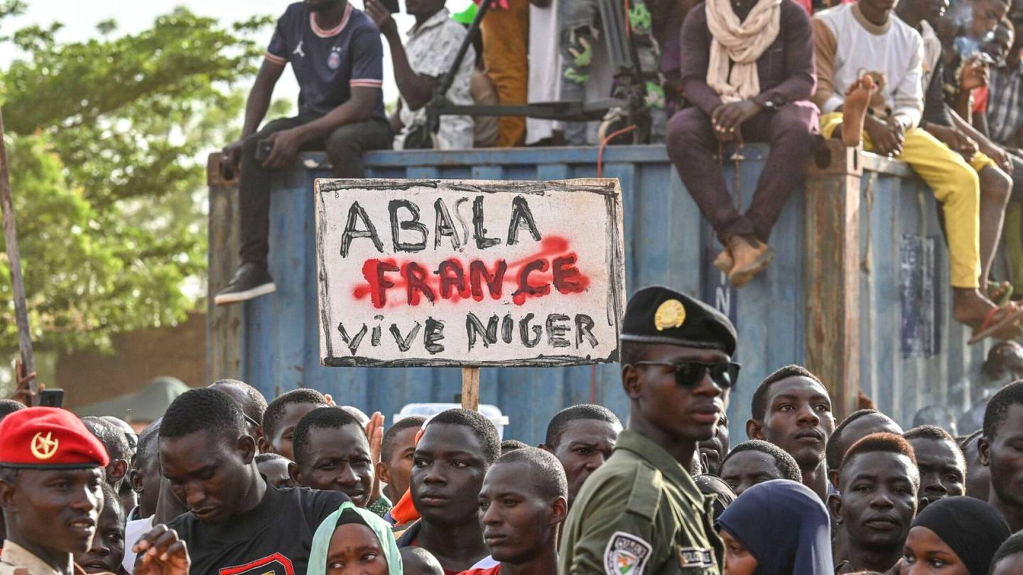 Niger | Ranska vetää lähettiläänsä ja kaikki joukkonsa Nigeristä vuoden loppuun mennessä