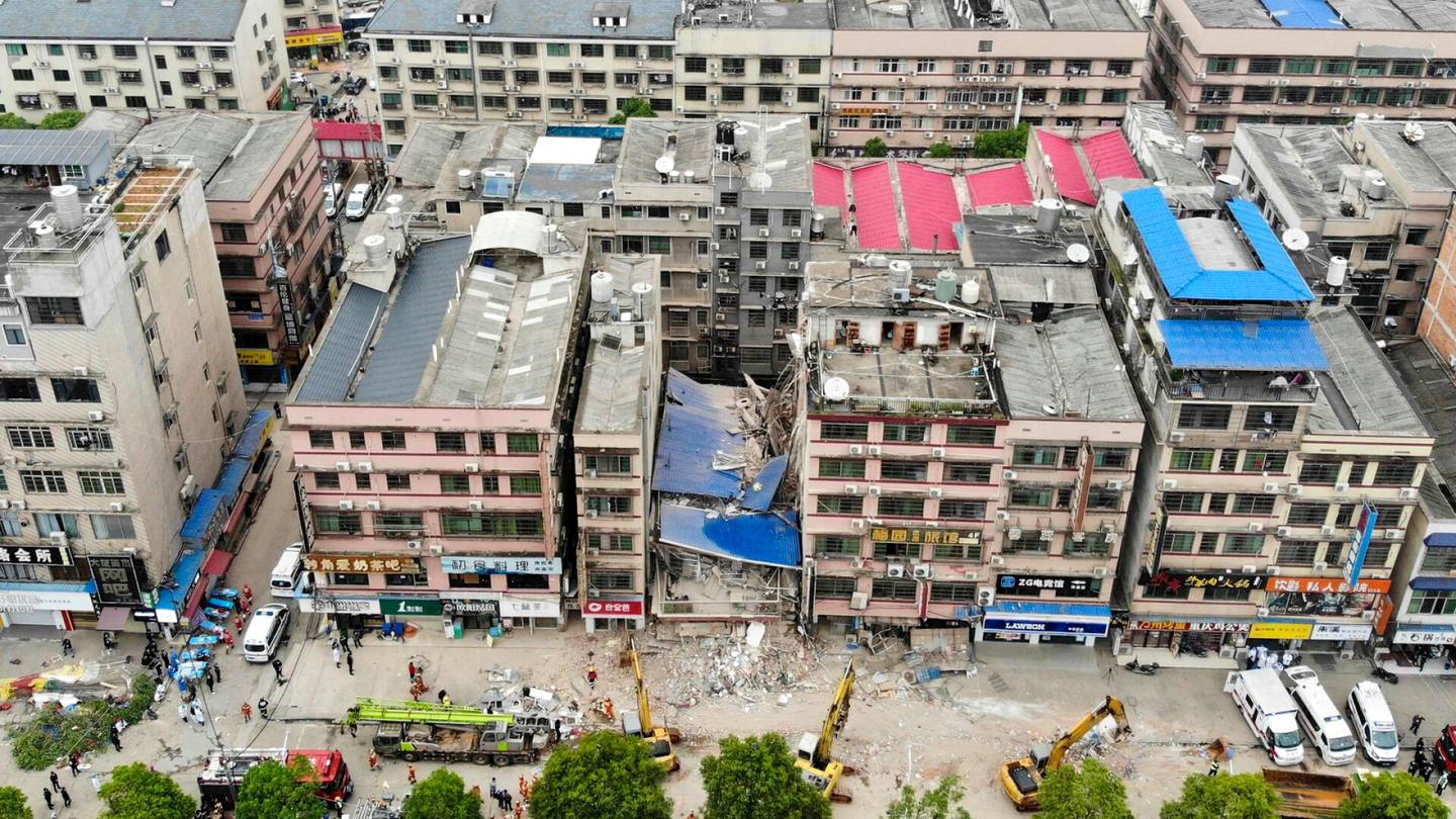 Kiina | Kymmeniä ihmisiä loukussa ja kateissa rakennuksen romahdettua Kiinassa