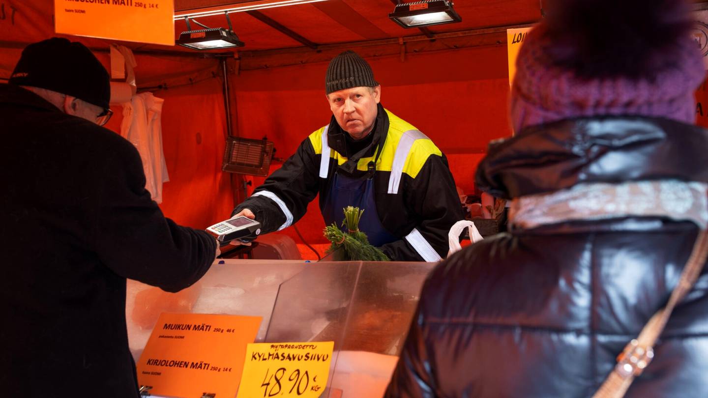 HS Helsinki | Viimeisen kala­kaupan lähtö kuohuttaa Kauppa­torilla: ”Ennen eloisa paikka, nyt pelkkä rihkama­tori”