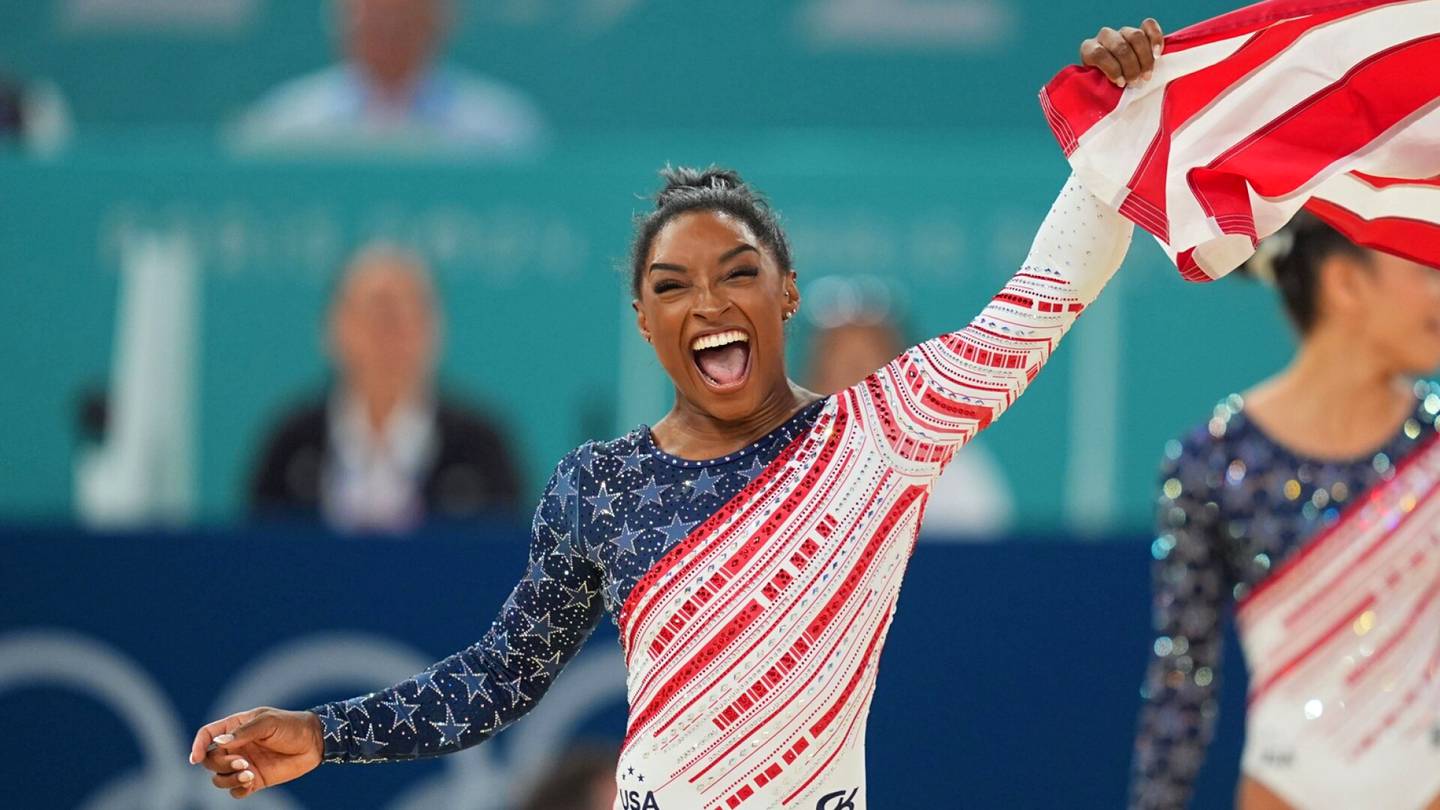 Olympialaiset | Simone Biles ankkuroi Yhdysvaltain joukkueen yli­voimaiseen kultaan