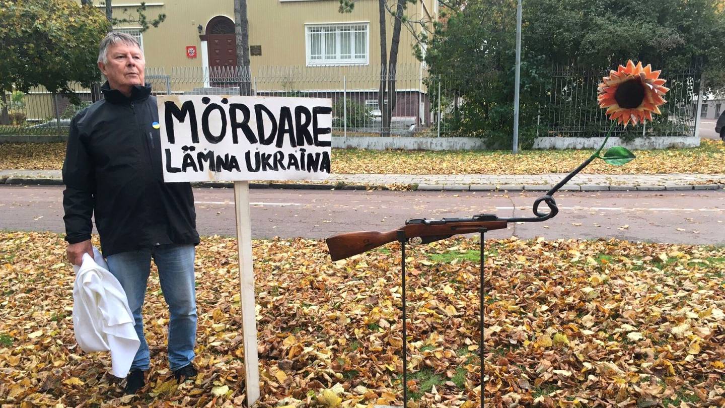 HS Turku | Mosse Wallén ystävineen teki aseesta rauhanteoksen – Nyt häntä epäillään rikoksesta