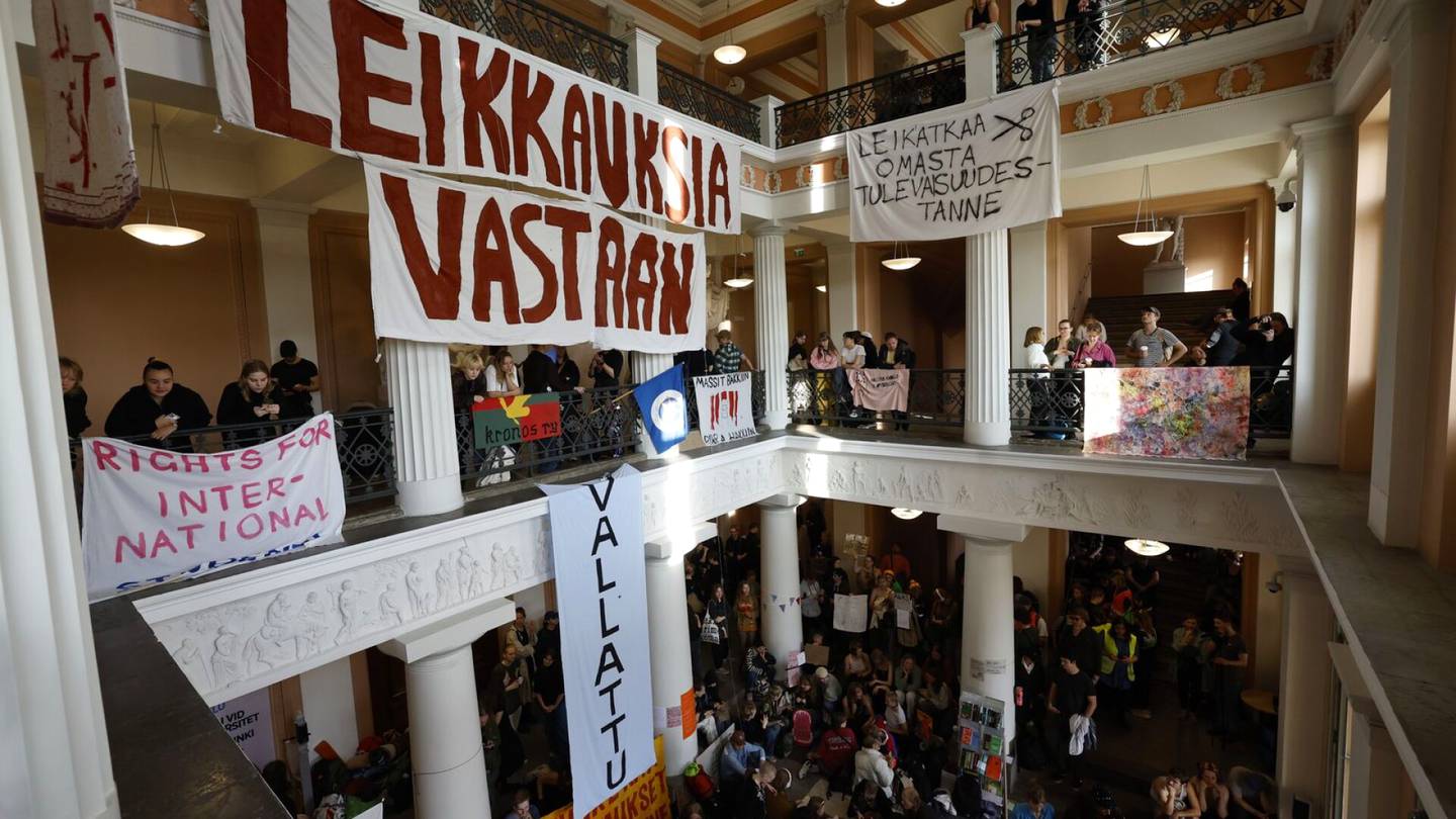 Yliopiston valtaus | Kohtaavatko valtaajat ja presidentti Niinistö? Suora lähetys yli­opistolta noin kello 17
