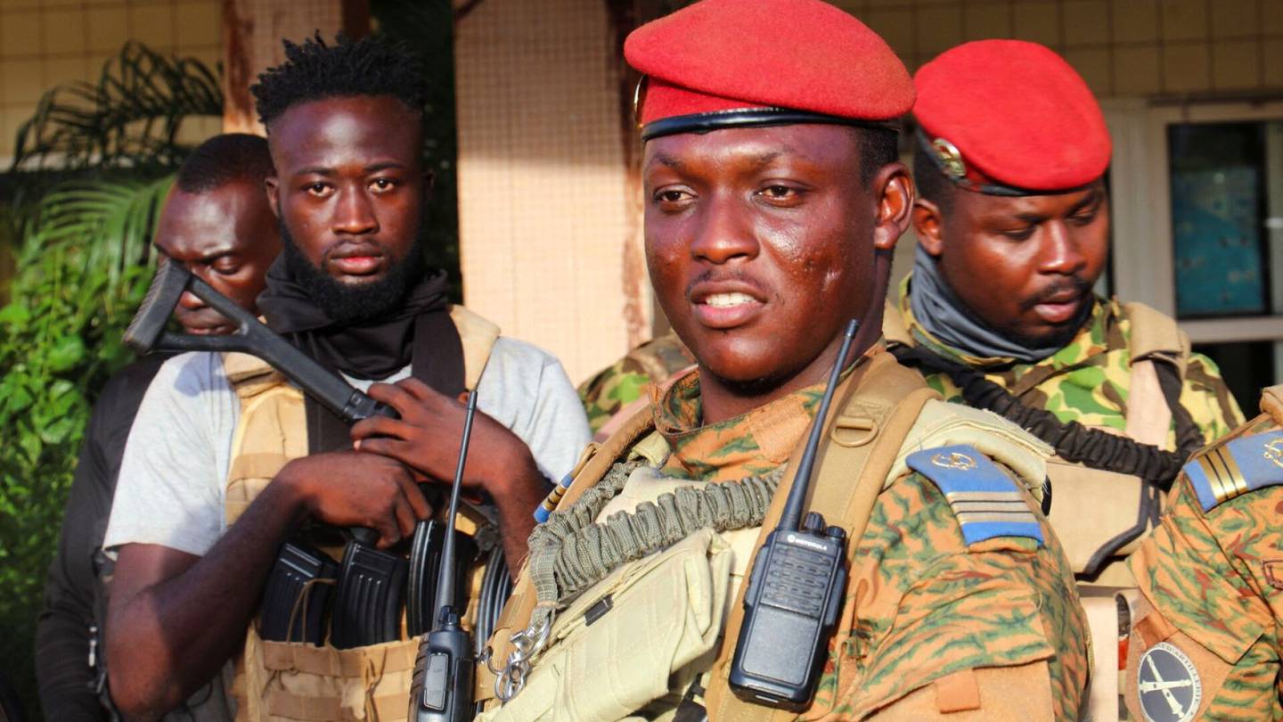 Vallankaappaukset | Burkina Fason sotilasjuntan johtaja eroaa – Vallan­kaappaus vaikuttaa onnistuneen