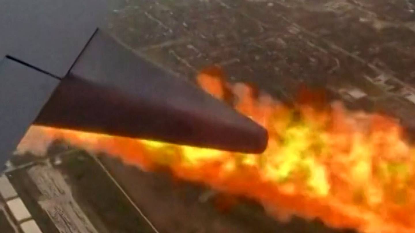 Video | Koneen moottori syöksi tulta kesken lennon – Tilanne tallentui videolle Yhdysvalloissa