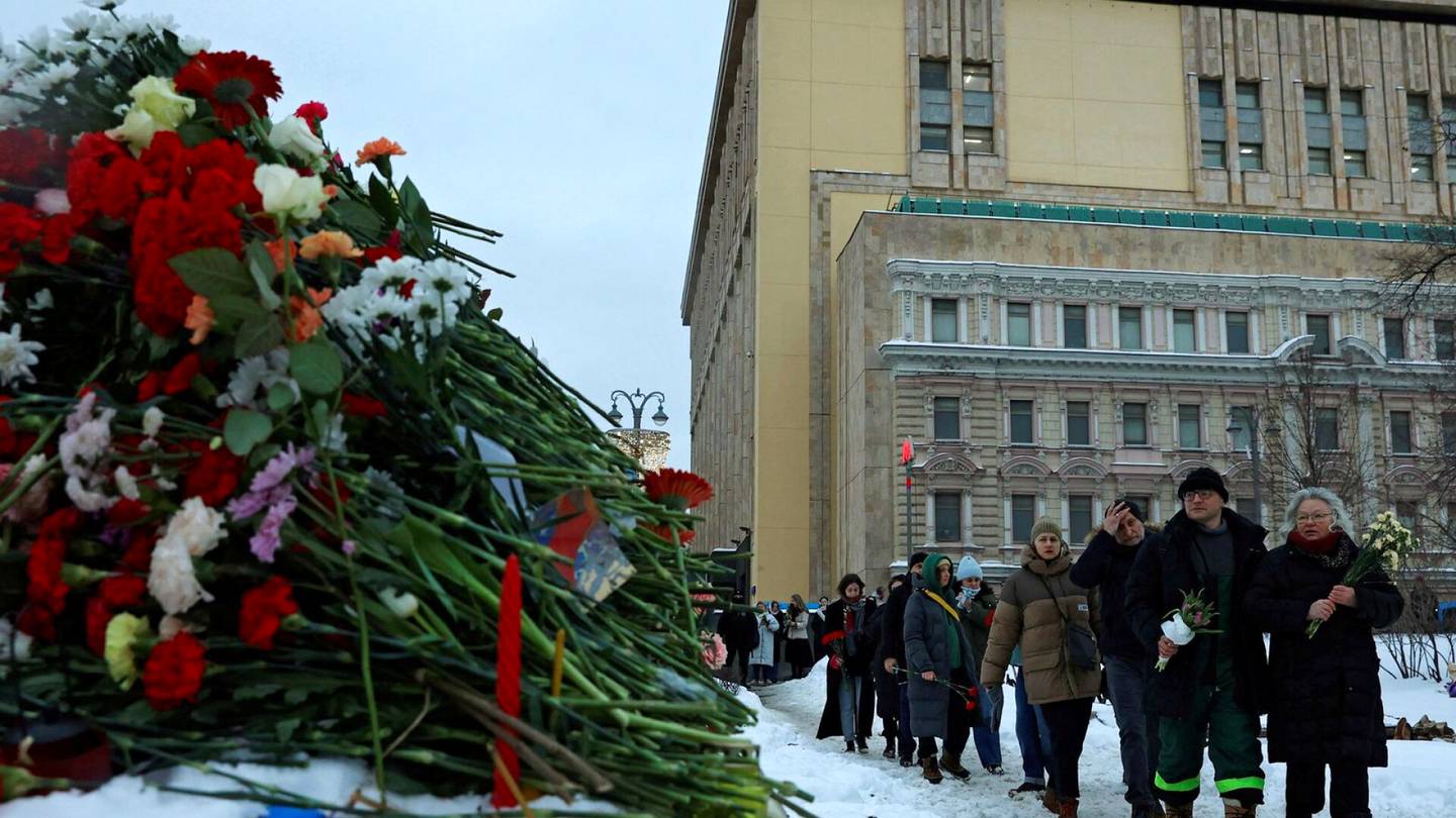 Navalnyin kuolema | Suomen Moskovan-suurlähettiläs laski kukat Navalnyin muistolle