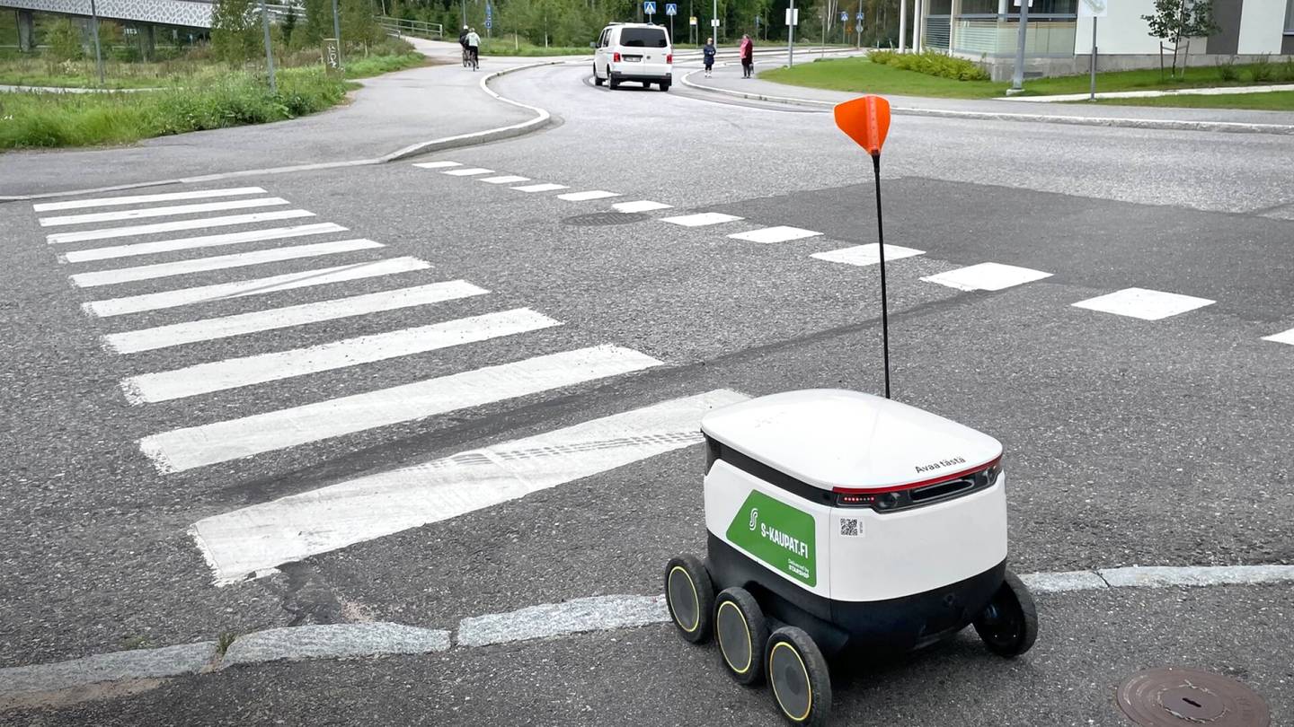 Teknologia | Alkoholia voi saada Suomessa pian kotiovelle – Maailmalla kuljetuksia hoitavat ”Alepa-robotit”