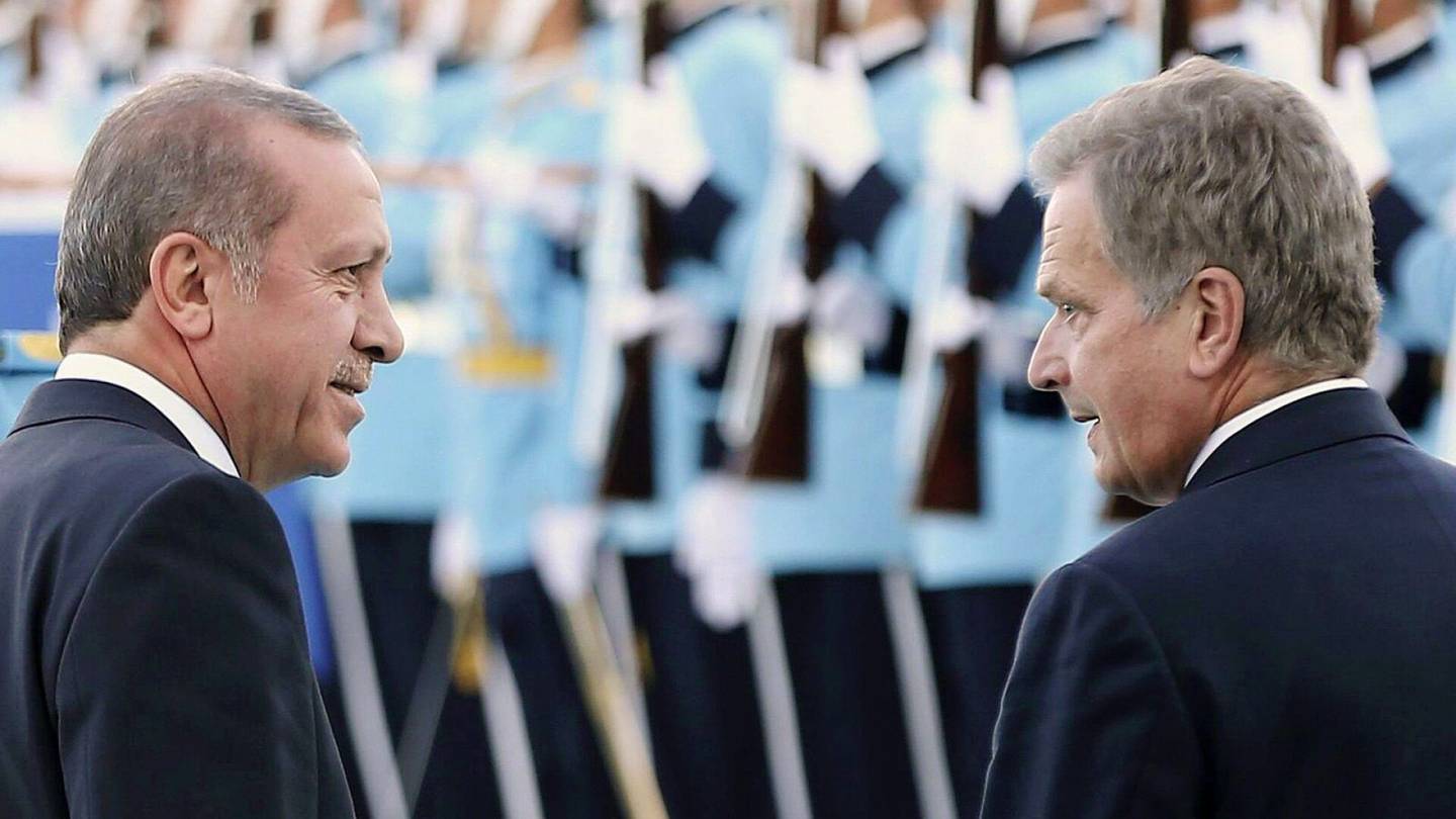 Turvallisuuspolitiikka | Presidentti Niinistö ja Turkin Erdoğan keskustelivat puhelimitse: Turkki vaatii sota­tarvikkeiden vientiin liittyvien esteiden purkua