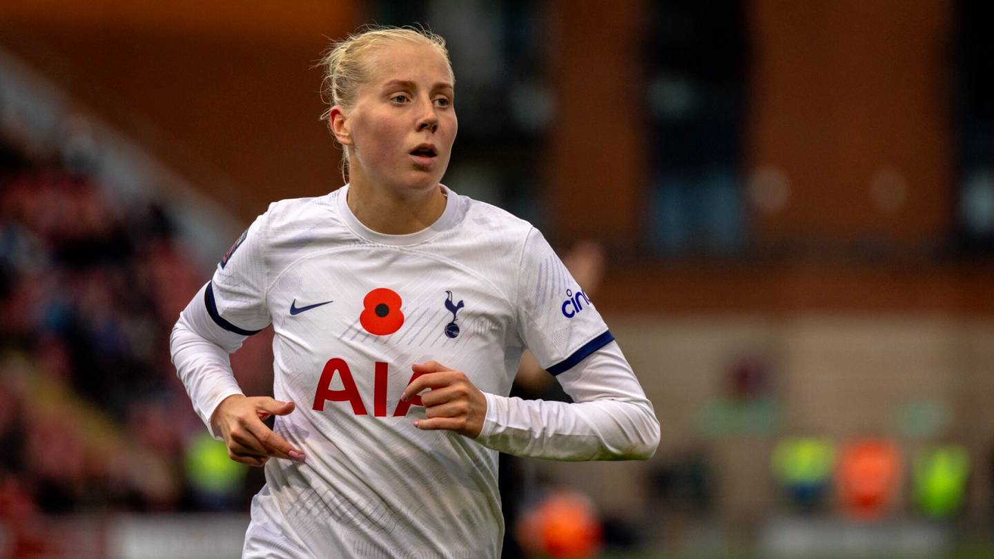 Jalkapallo | Tottenhamin suomalaistähdet pelasivat jättiyleisön edessä – Liverpoolin Emma Koivisto teki kaksi maalia