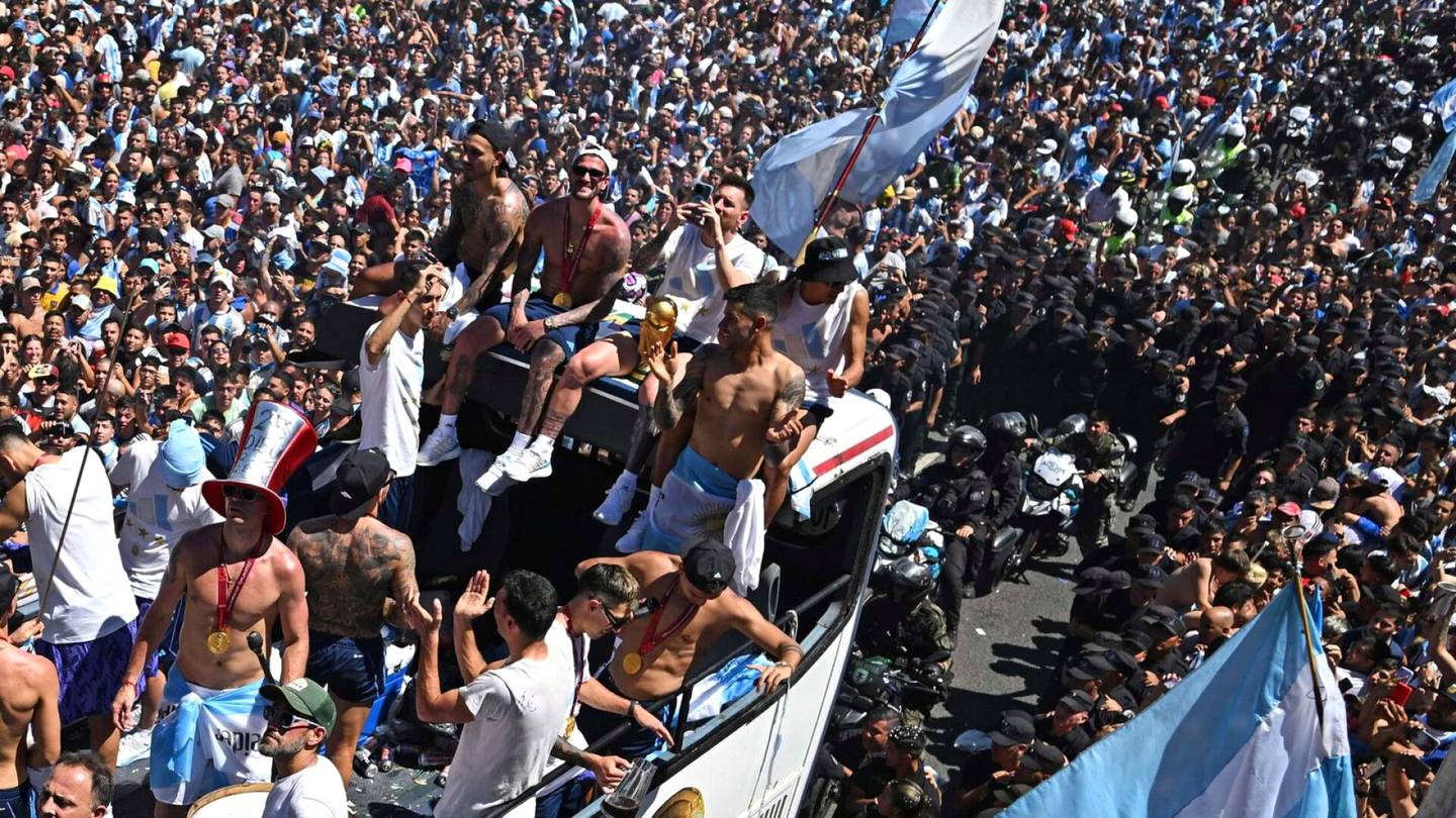 MM-jalkapallo | Messin ja kumppaneiden paluu sai Argentiinan sekaisin – pelaajat evakuoitiin busseista helikoptereilla