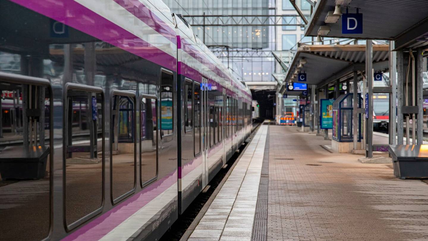 Liikenne | Lähijunavuoroja harvennetaan maanantaina Valtteri-myrskyn jäljiltä – A- ja K-junat kulkevat poikkeus­aika­taulussa pää­kaupunki­seudulla
