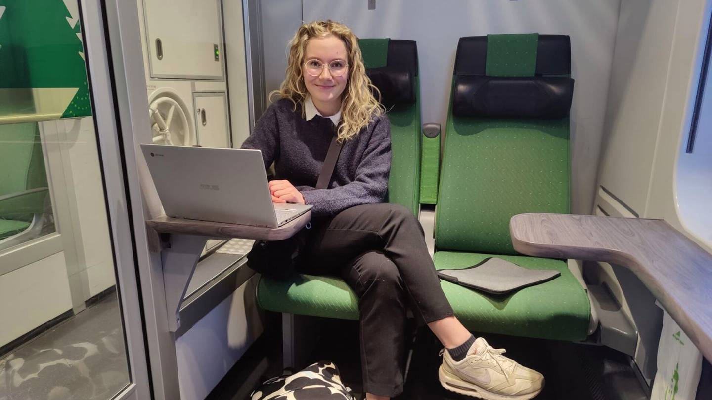 Junat | Jenna Katteluksen pitäisi istua lento­koneessa Los Angelesiin – sen sijaan hän juuttui viideksi tunniksi keskelle ei-mitään