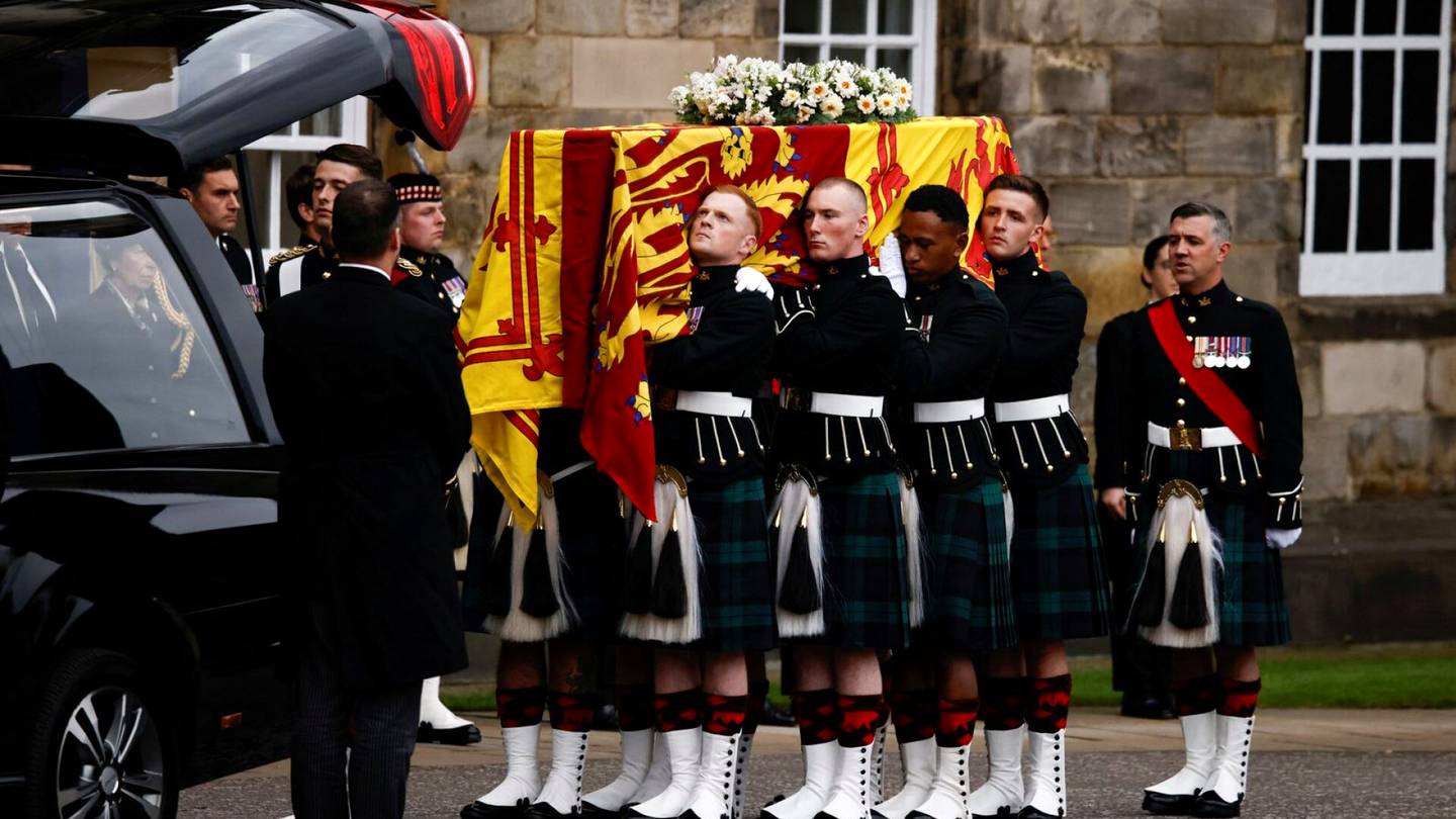 Britannia | Kuningatar Elisabetin arkkua kuljettanut surusaatto saapui Holyroodhousen palatsiin
