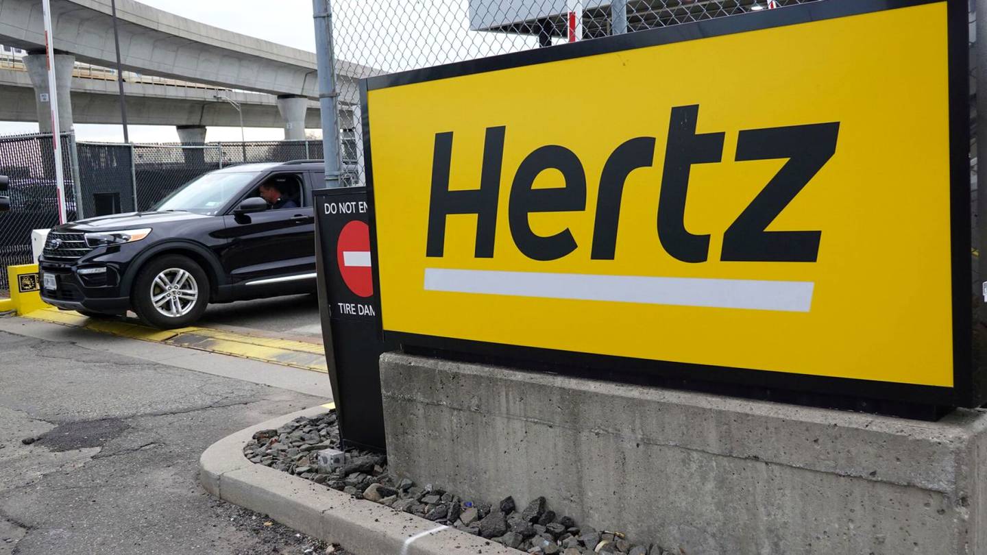 Autot | Autovuokraamo Hertz myy pois sähkö­autojaan ostaakseen tilalle poltto­moottori­autoja