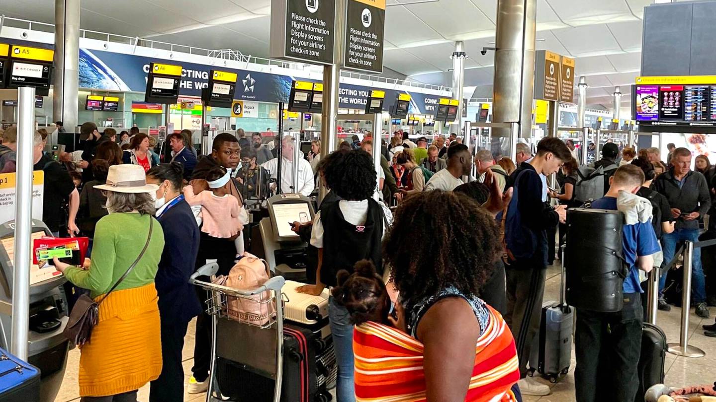 Matkailu | Heathrow'n lentokenttä asetti matkustajakaton ja pyytää lentoyhtiöitä lopettamaan kesämatkojen myymisen