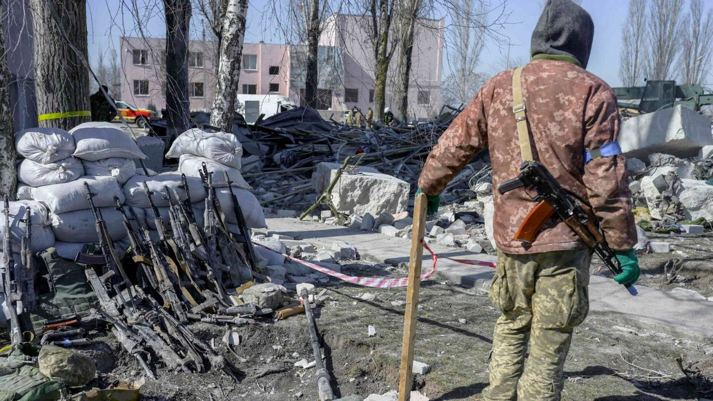 Venäjän hyökkäys | Eteläisen Ukrainan Mykolajiv kärsi raskaan iskun, kun Venäjän ohjukset tappoivat kymmeniä lepo­vuorossa olleita sotilaita