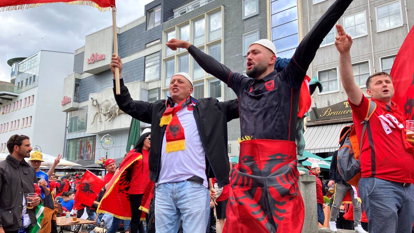 Jalkapallon EM-kisat | Albania värjäsi Dortmundin punaiseksi, kun EM-turnauksen suurin fanijoukko saapui kaupunkiin