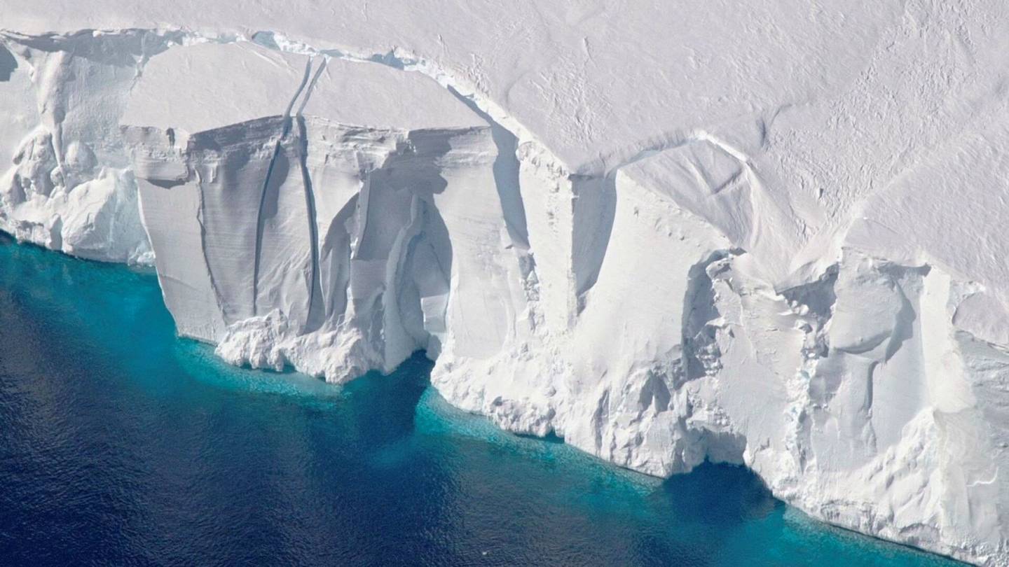 HS Ympäristö | Etelämantereen jäähyllyt ovat menettäneet 25 vuodessa massastaan 12 triljoonaa tonnia – nyt huolena on myös vakaana pidetty ”Nukkuva jättiläinen”