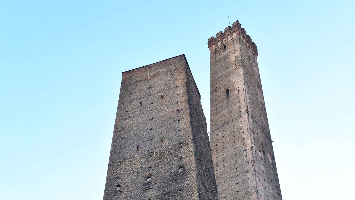 Italia | Jumalaisen näytelmän kalteva torni uhkaa kaatua