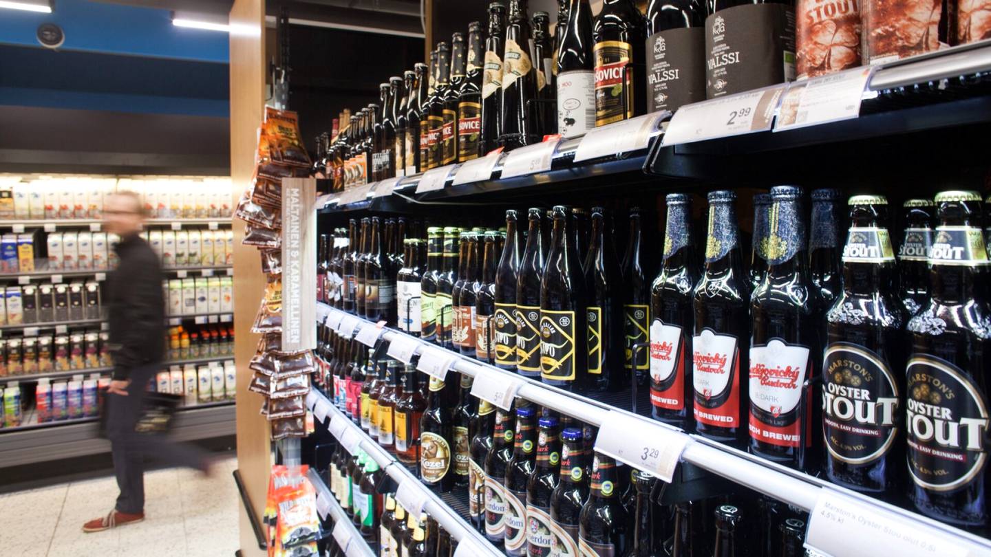 Alkoholilaki | Miksi hallitus perustelee vahvojen oluiden tuomista kauppoihin tyttöjen suojelemisella, neuvotteleva virka­mies Mirka-Tuulia Kuoksa?