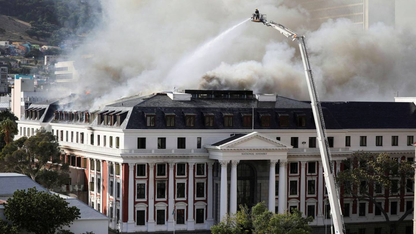 Etelä-Afrikka | Parlamentti­talon polttamisesta syytetyn oikeuden­käynti keskeytettiin