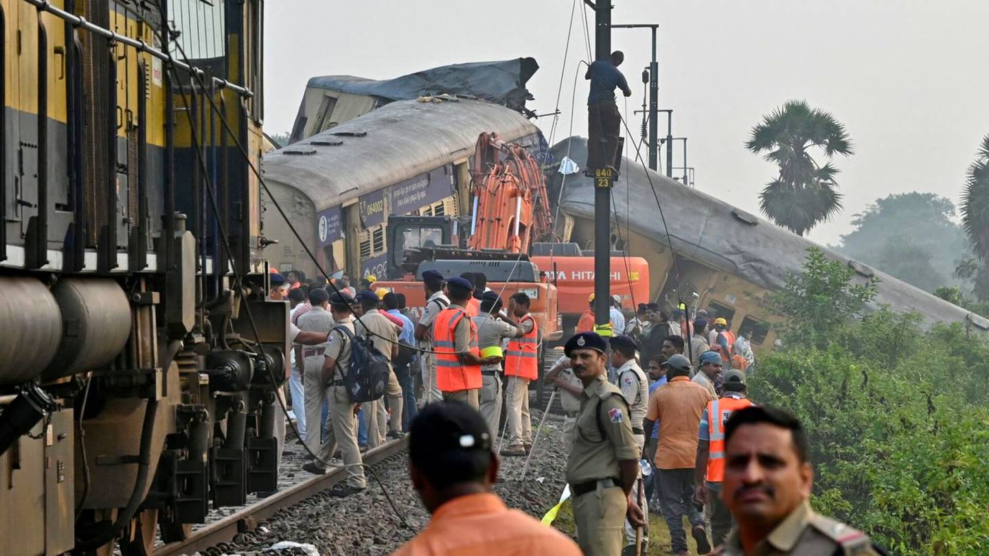 Intia | Ainakin 13 kuoli kahden junan törmäyksessä