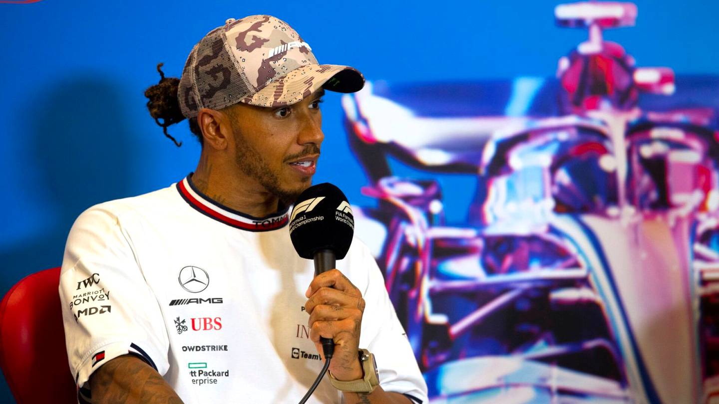 Formula 1 | Lewis Hamiltonin harvinaisen suora kommentti tallikaverista tallentui videolle