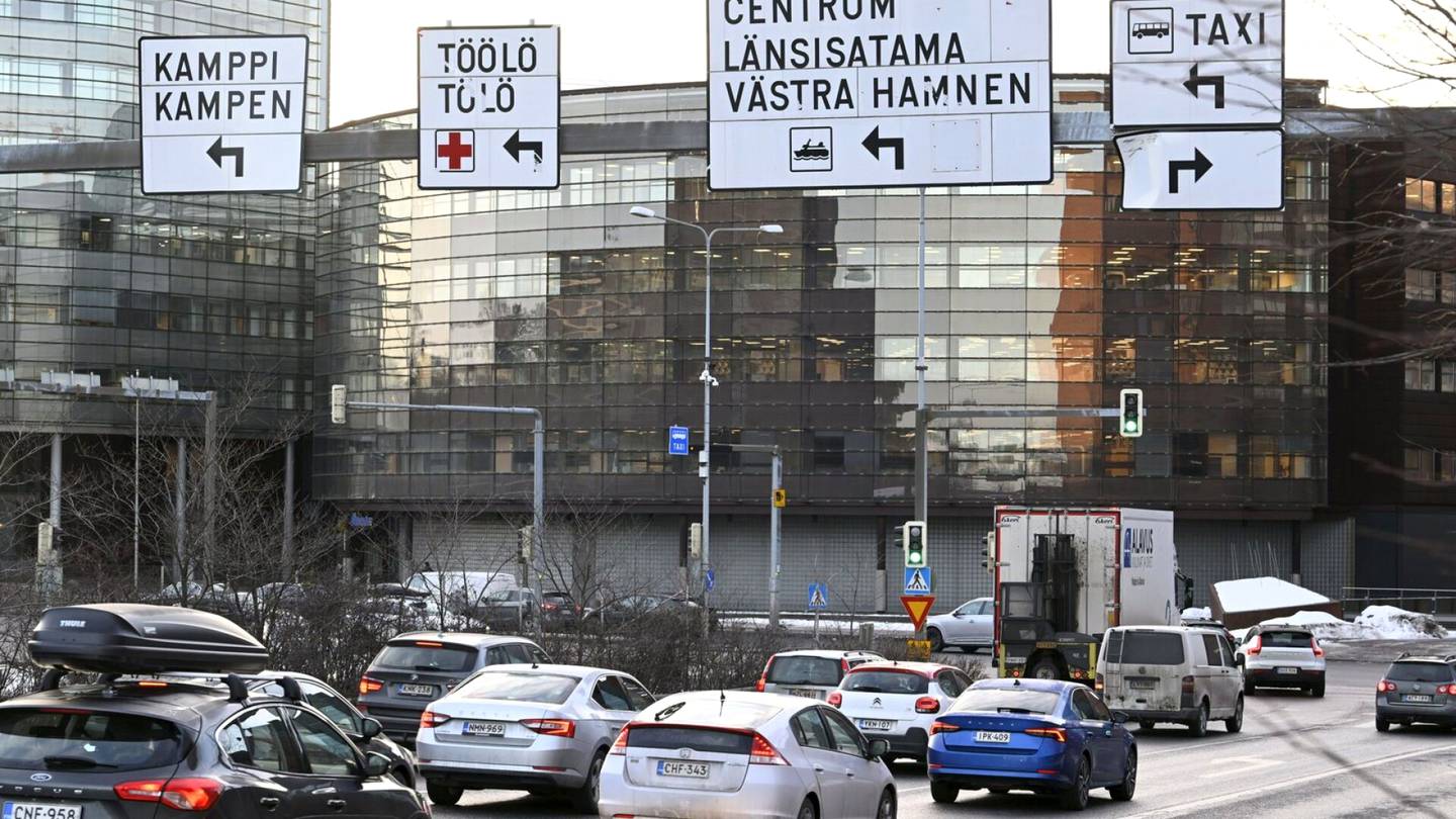 Liikenne | Helsingin keskustaan suuntautuva autoliikenne romahti kymmenessä vuodessa, matkustajia kolmannes vähemmän