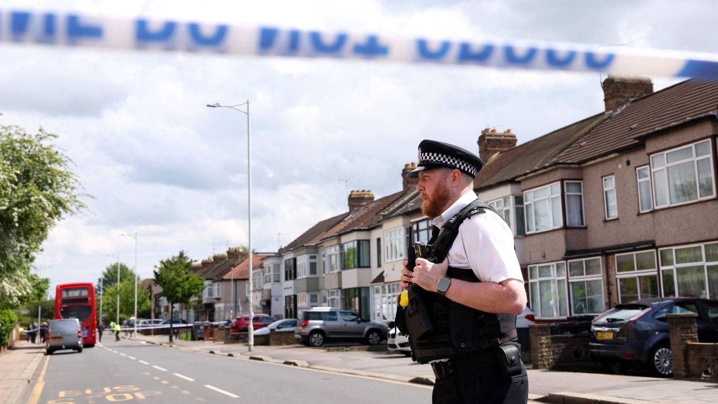 Britannia | Mies kävi Lontoossa ihmisten kimppuun miekalla, 14-vuotias poika kuoli