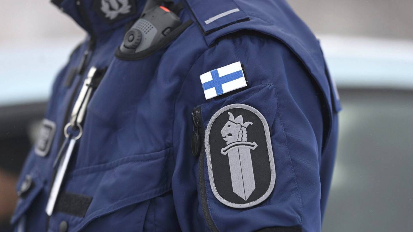 HS Helsinki | Video: 57-vuotias mies kiukutteli lapsellisesti nais­poliisille, sai rapsut