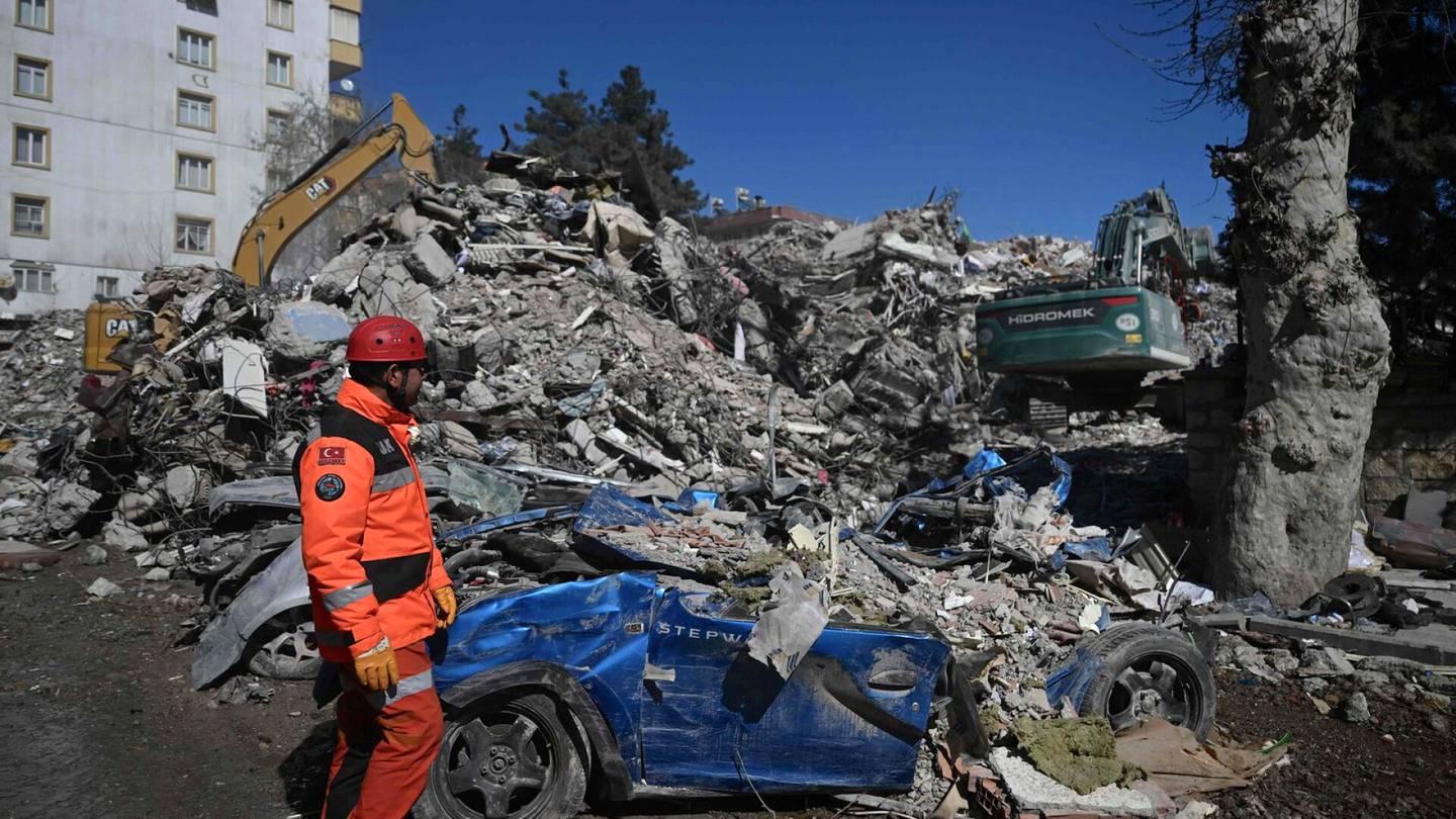 Turkin ja Syyrian maanjäristykset | Teinityttö löytyi raunioista elossa Turkissa yli kymmenen päivää maanjäristyksen jälkeen