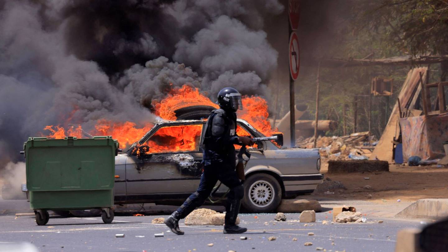 Senegal | Yhdeksän kuollut mellakoissa, mielen­osoittajien kerrotaan kivittäneen poliisin kuoliaaksi
