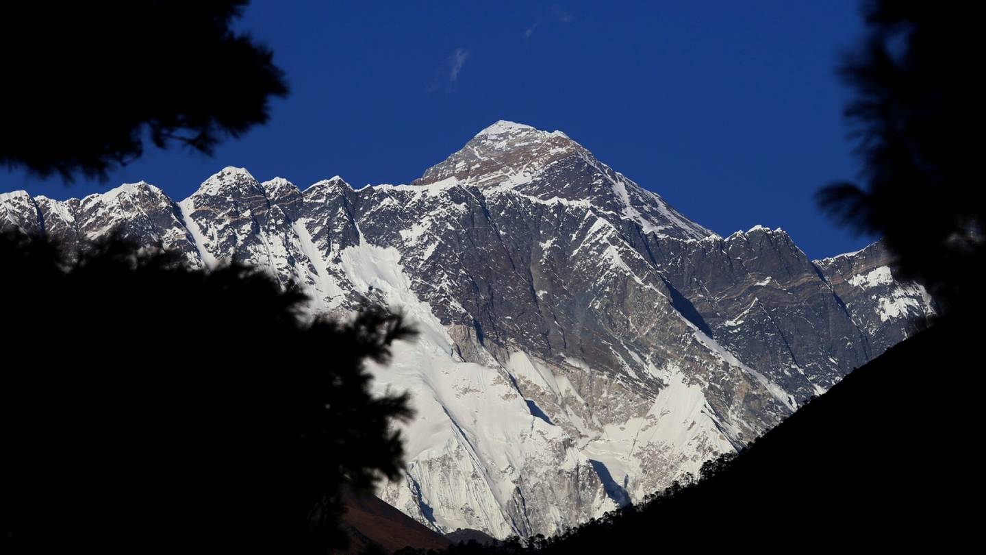 Kiipeily | Nepalilainen nainen teki huiman nopeus­ennätyksen Mount Everestille kapuamisessa