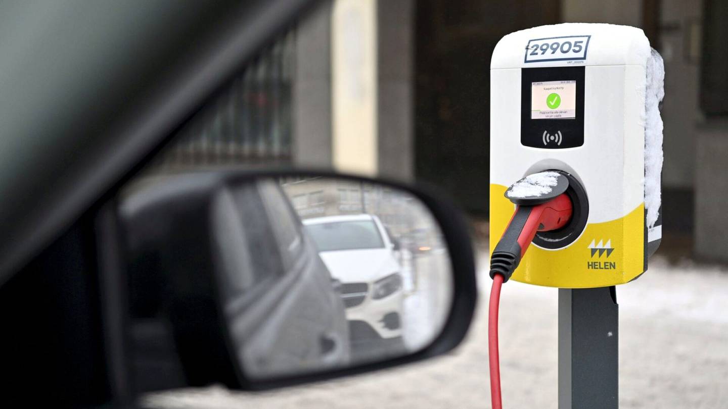 Autot | Brittikysely: Uudet sähkö­autot hajoavat bensiini­autoja toden­näköisemmin
