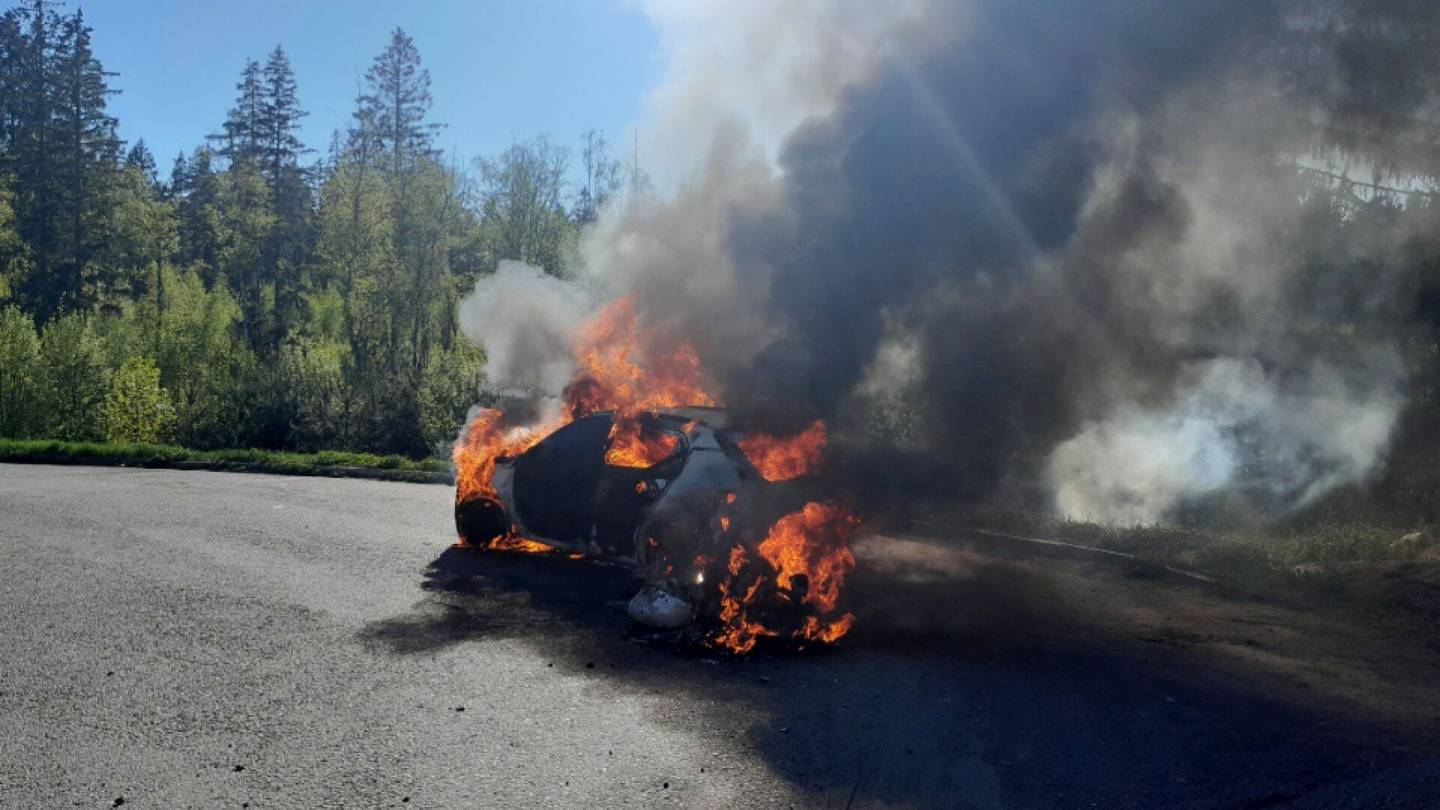 Espoo | Moottori­pyörä ja auto tuhoutuivat täysin törmäyksessä – Kuljettajilla onnea matkassa