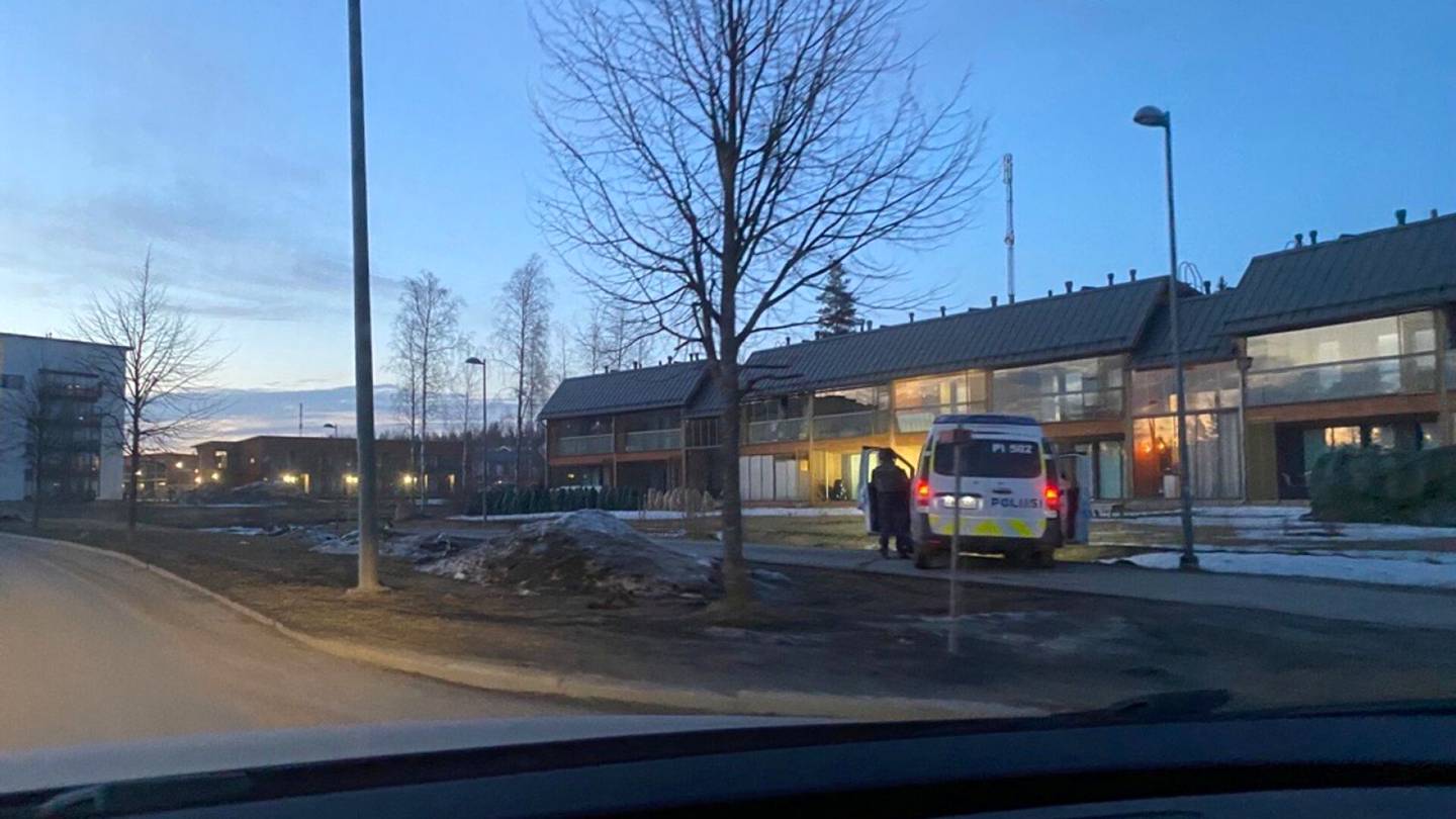 Tampere | Poliisi piiritti rivi­talo­asuntoa: otti kiinni yhden ihmisen, asetta ei löytynyt