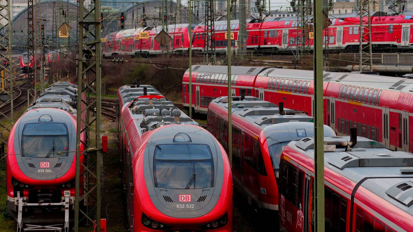 Eurooppa | Saksasta tulevat junat ovat paikoitellen niin myöhässä, että Sveitsi ei päästä niitä maahan sotkemaan kotimaisten juniensa aikatauluja