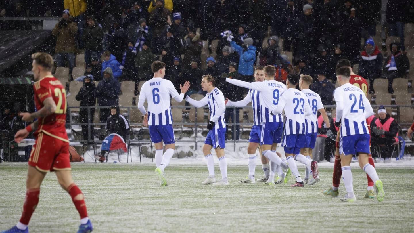 Jalkapallo | HJK jäi vaille puolen miljoonan euron pottia – maalivahtia pommitettiin lumipalloilla