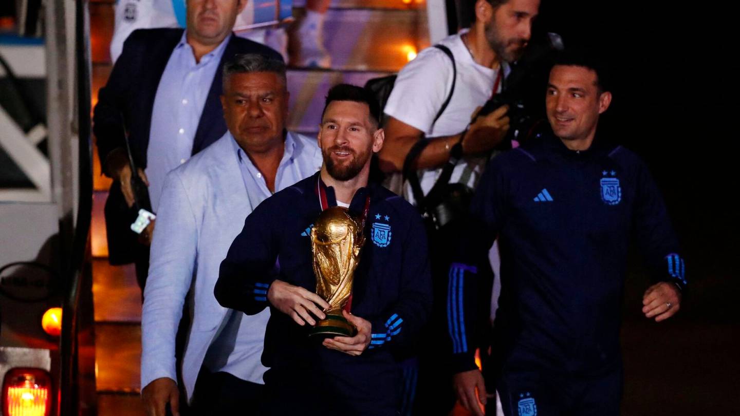 MM-jalkapallo | Argentiinan kulta­juhlissa vaarallinen tilanne, nopea reagointi pelasti Messin ja joukkue­toverit